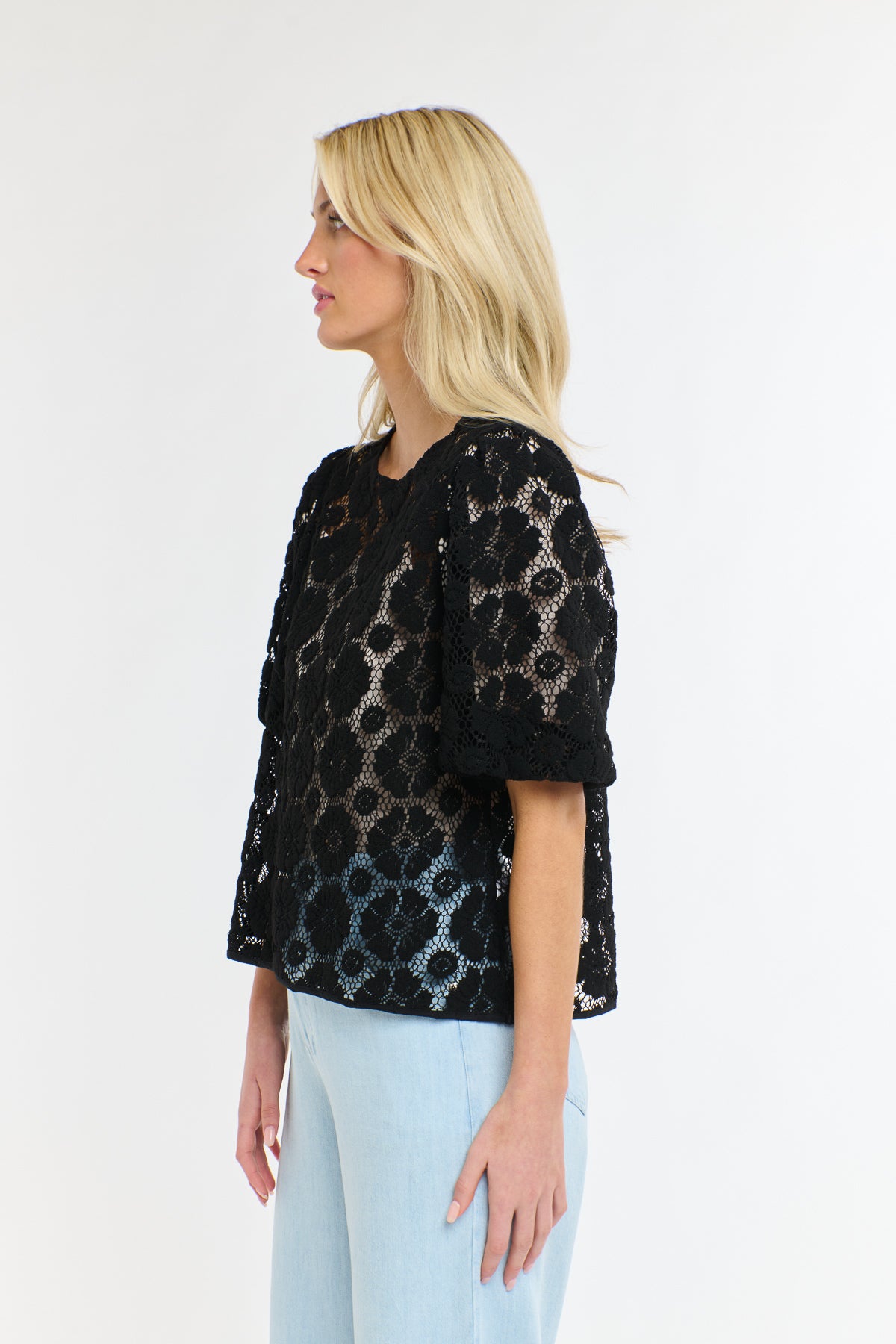 IVY EMBROIDERED TOP BLACK FLORAL