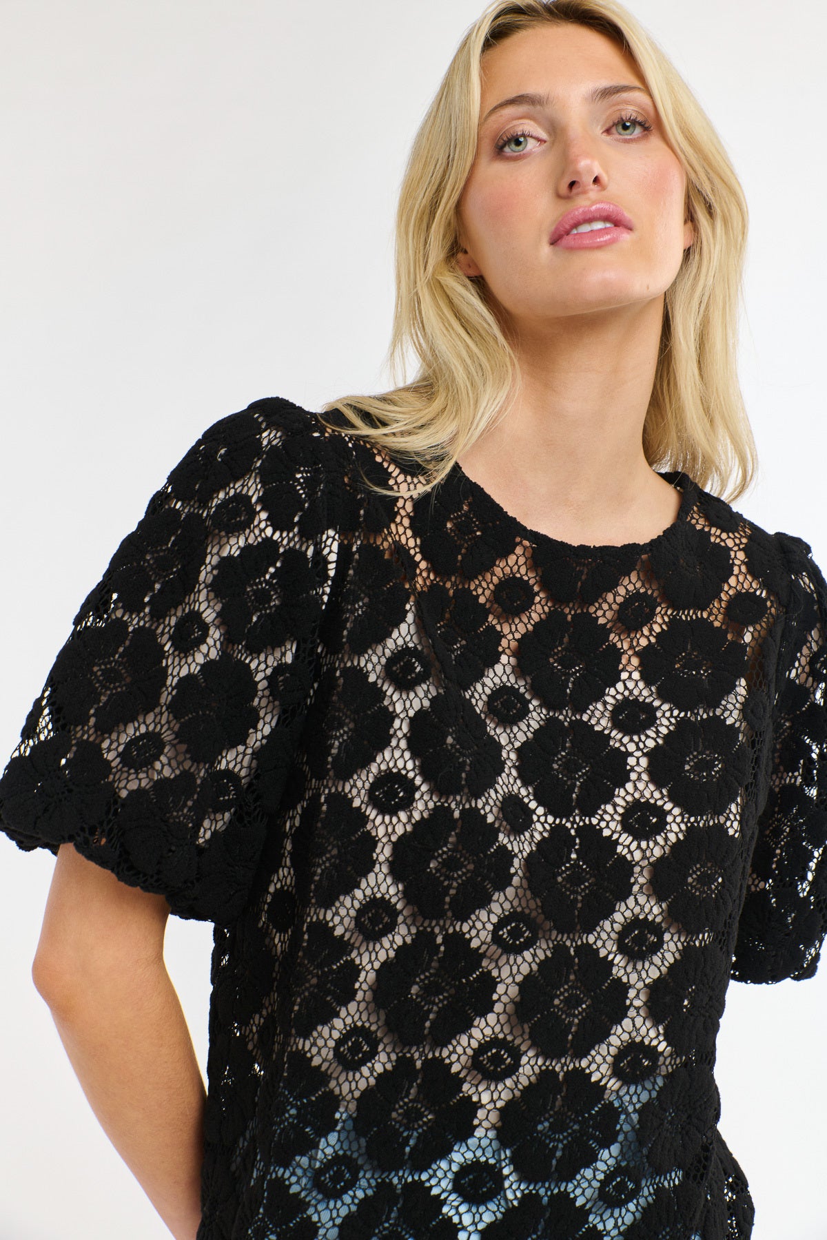 IVY EMBROIDERED TOP BLACK FLORAL