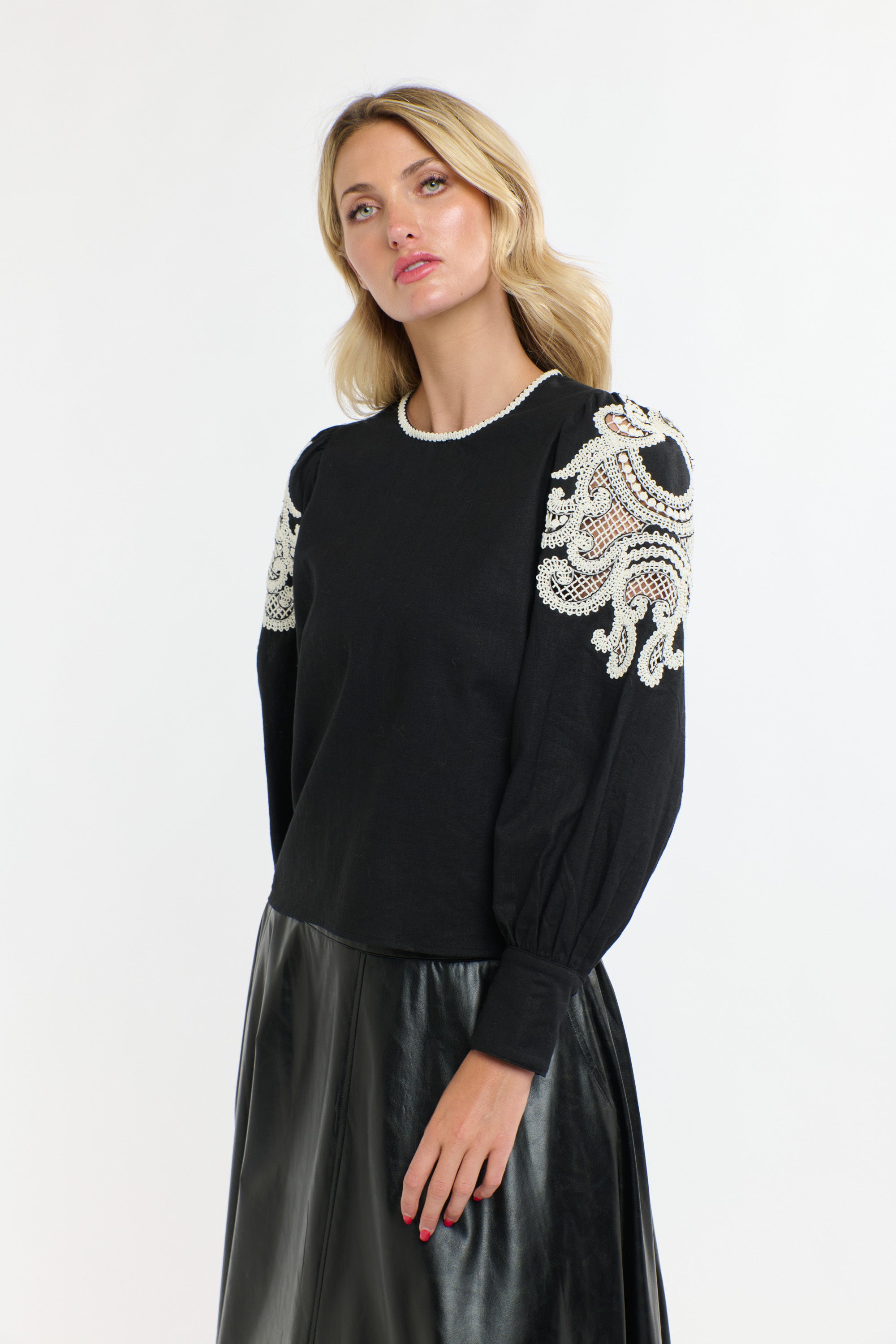 DANBURY TOP BLACK SWAN