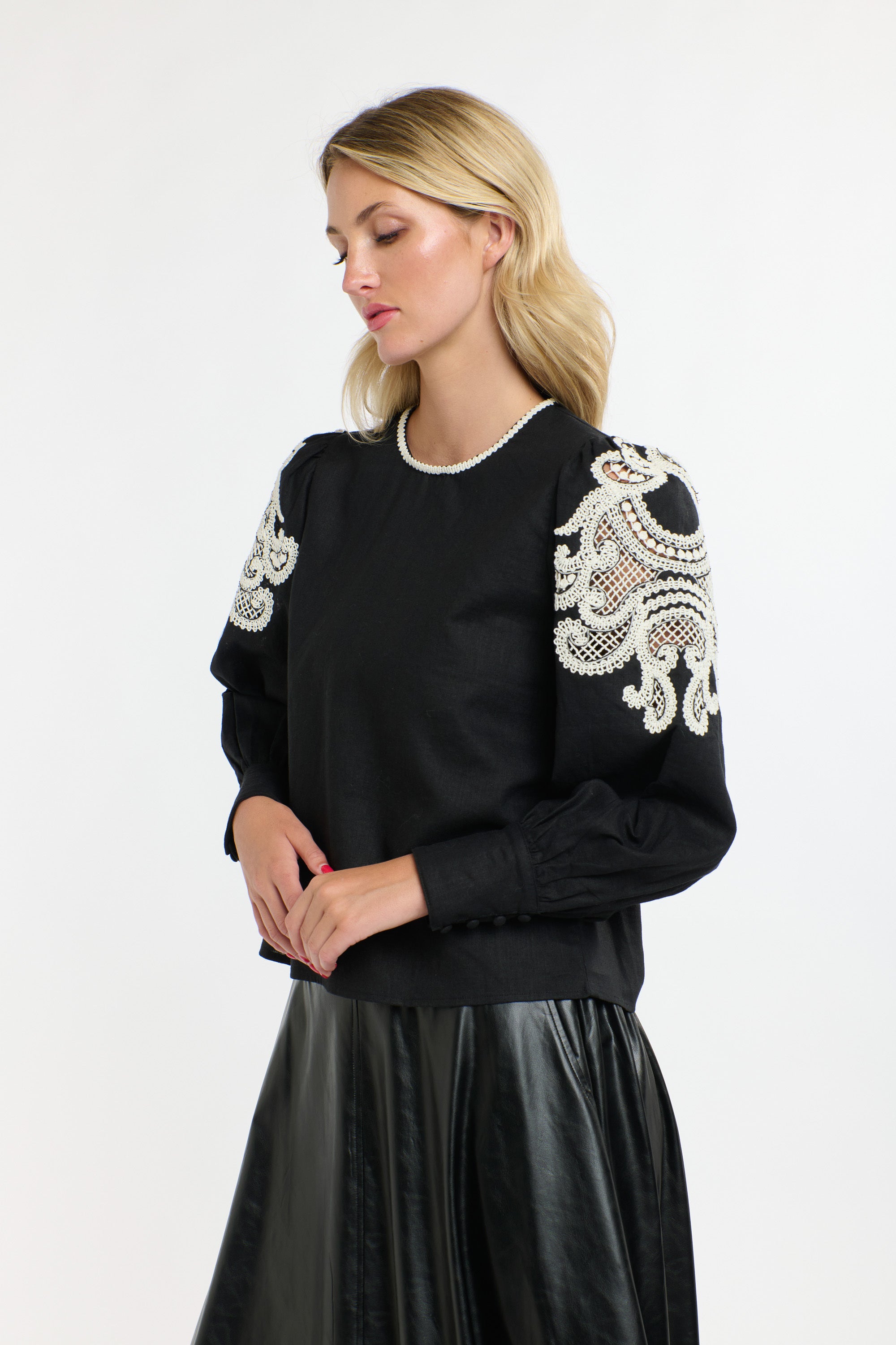 DANBURY TOP BLACK SWAN