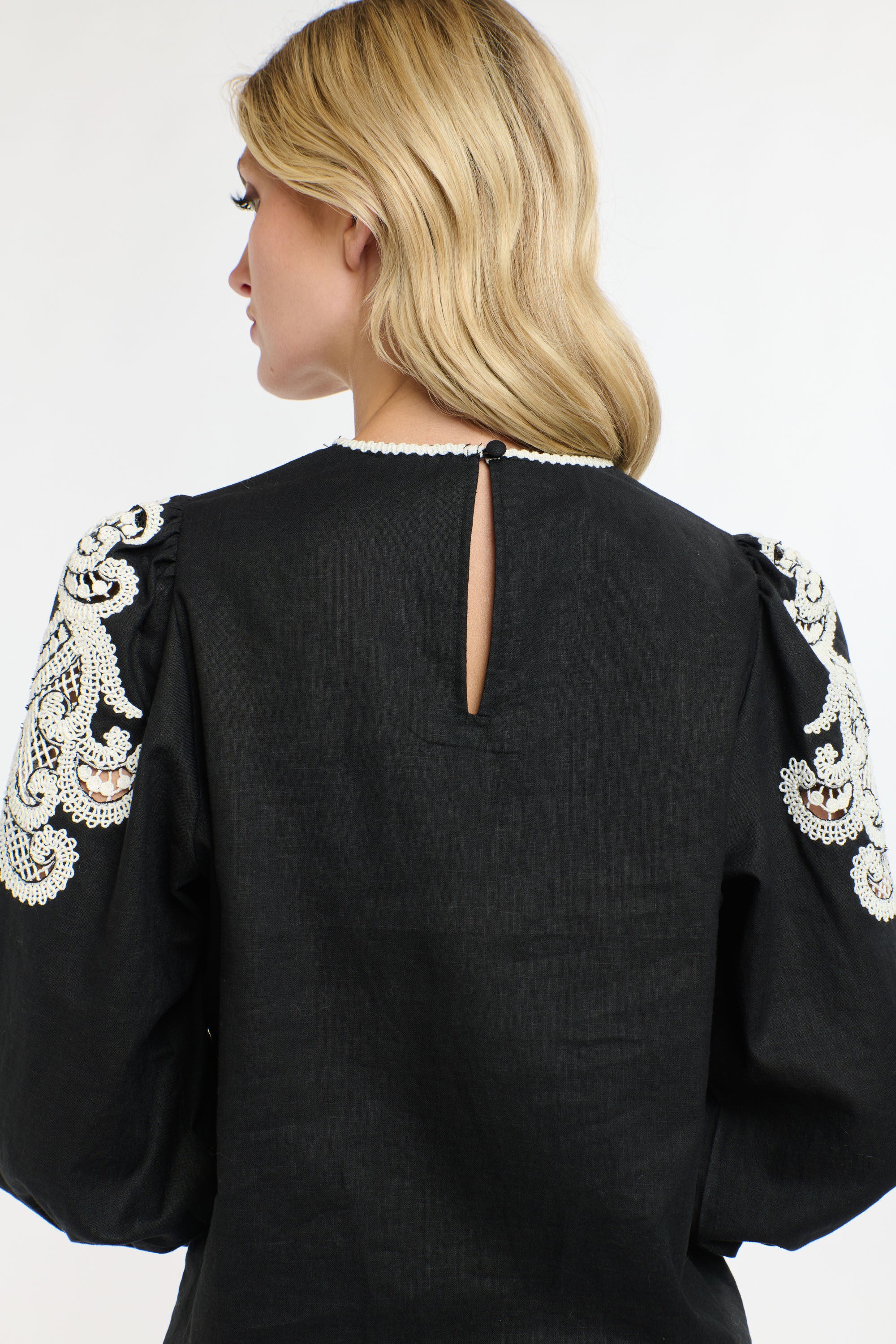 DANBURY TOP BLACK SWAN