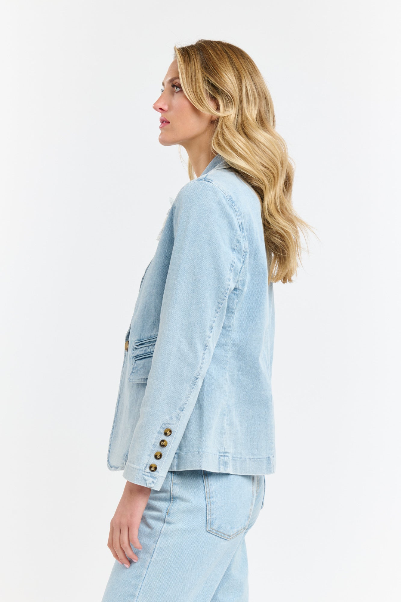 DENIM BLAZER WITH FLOWER BROOCH