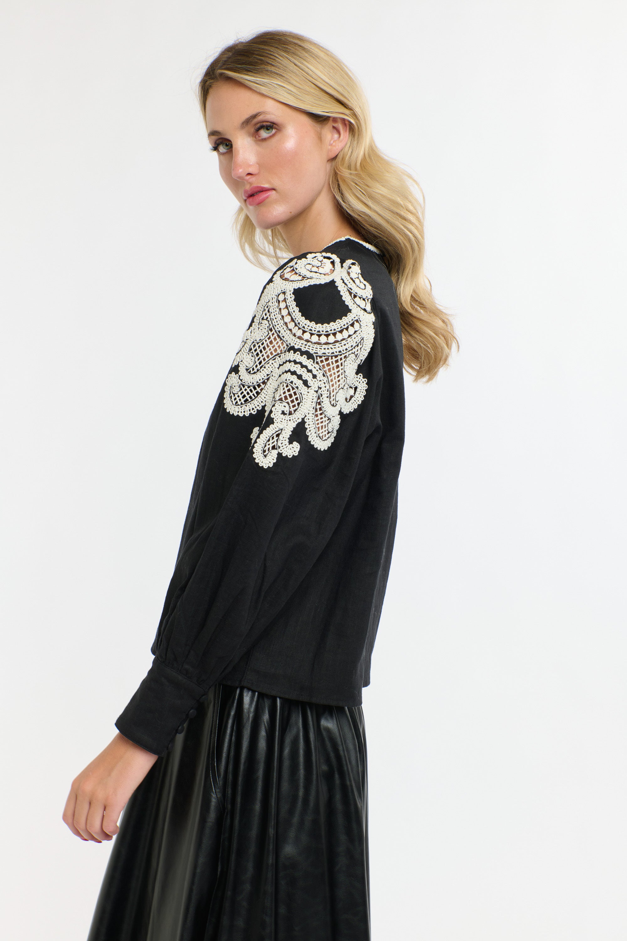 DANBURY TOP BLACK SWAN